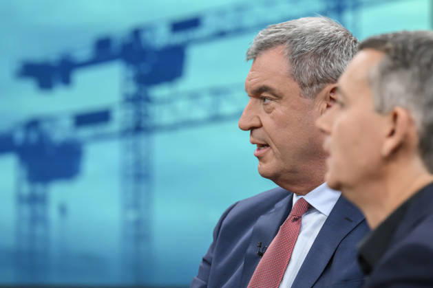 im Bild v.l.: Markus Söder, Ministerpräsident Bayern, CSU, GER, Berlin, Studio, zu Gast bei - Caren Miosga, Polittalk, TV, Format, Das Erste, aus Berlin Adlershof - am Studio 20, Thema: Wie kommt die Regierung aus der Krise, Herr Söder? 11.10.2026, Copyright: HMBxMedia UwexKoch
