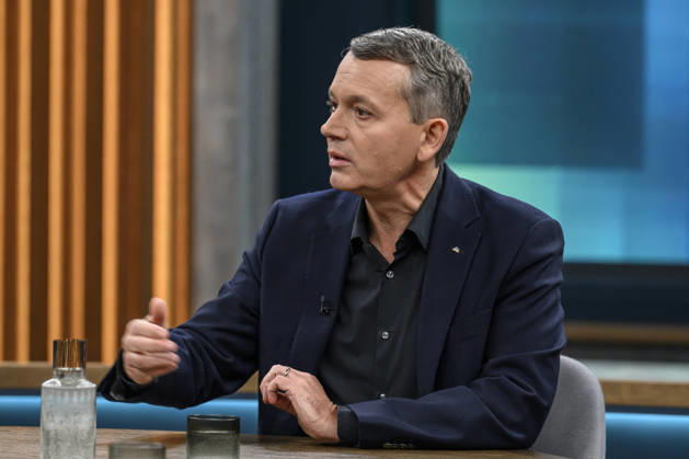 im Bild v.l.: Christoph Werner, Vorsitzender der Geschäftsführung dm-drogerie markt, GER, Berlin, Studio, zu Gast bei - Caren Miosga, Polittalk, TV, Format, Das Erste, aus Berlin Adlershof - am Studio 20, Thema: Wie kommt die Regierung aus der Krise, Herr Söder? 11.10.2026, Copyright: HMBxMedia UwexKoch
