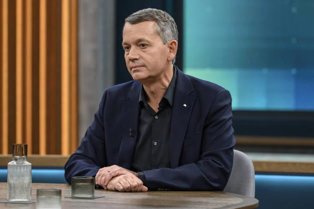 im Bild v.l.: Christoph Werner, Vorsitzender der Geschäftsführung dm-drogerie markt, GER, Berlin, Studio, zu Gast bei - Caren Miosga, Polittalk, TV, Format, Das Erste, aus Berlin Adlershof - am Studio 20, Thema: Wie kommt die Regierung aus der Krise, Herr Söder? 11.10.2026, Copyright: HMBxMedia UwexKoch