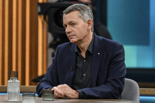 im Bild v.l.: Christoph Werner, Vorsitzender der Geschäftsführung dm-drogerie markt, GER, Berlin, Studio, zu Gast bei - Caren Miosga, Polittalk, TV, Format, Das Erste, aus Berlin Adlershof - am Studio 20, Thema: Wie kommt die Regierung aus der Krise, Herr Söder? 11.10.2026, Copyright: HMBxMedia UwexKoch