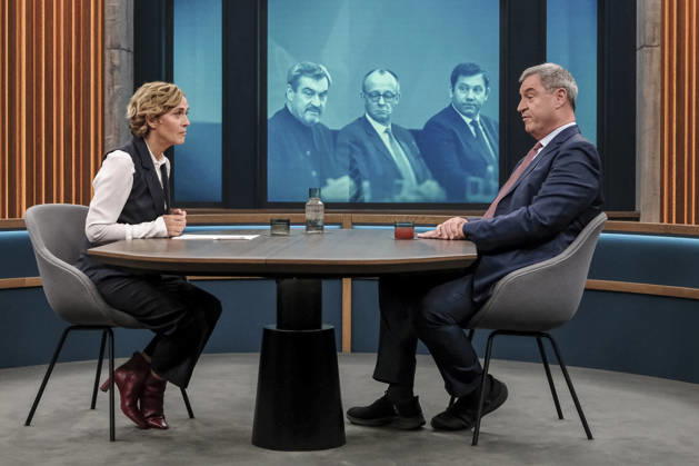 im Bild v.l.: Caren Miosga, Markus Söder, Ministerpräsident Bayern, CSU, GER, Berlin, Studio, zu Gast bei - Caren Miosga, Polittalk, TV, Format, Das Erste, aus Berlin Adlershof - am Studio 20, Thema: Wie kommt die Regierung aus der Krise, Herr Söder? 11.10.2026, Copyright: HMBxMedia UwexKoch