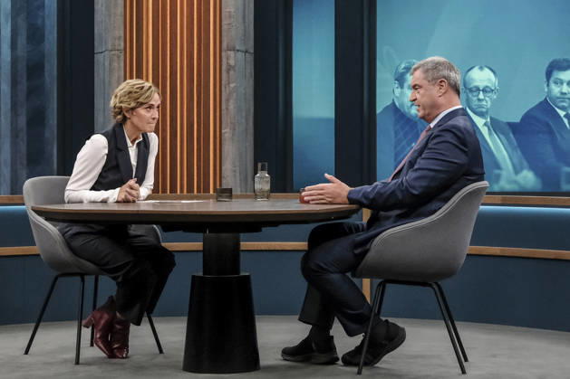 im Bild v.l.: Caren Miosga, Markus Söder, Ministerpräsident Bayern, CSU, GER, Berlin, Studio, zu Gast bei - Caren Miosga, Polittalk, TV, Format, Das Erste, aus Berlin Adlershof - am Studio 20, Thema: Wie kommt die Regierung aus der Krise, Herr Söder? 11.10.2026, Copyright: HMBxMedia UwexKoch
