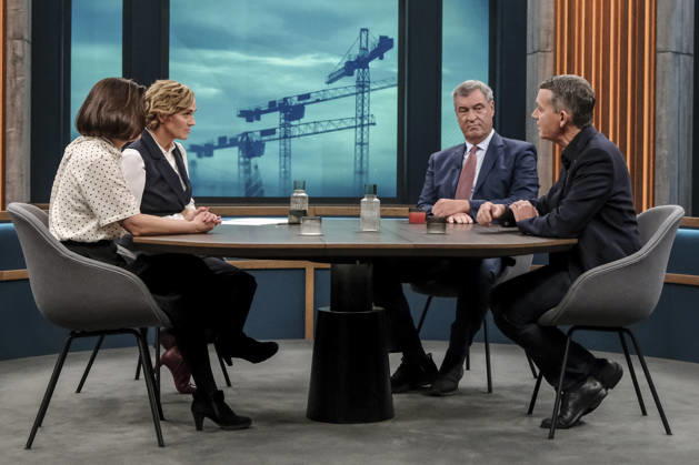 im Bild v.l.: Julia Löhr, Wirtschaftskorrespondentin, Frankfurter Allgemeine Zeitung, Caren Miosga, Markus Söder, Ministerpräsident Bayern, CSU, Christoph Werner, Vorsitzender der Geschäftsführung dm-drogerie markt GER, Berlin, Studio, zu Gast bei - Caren Miosga, Polittalk, TV, Format, Das Erste, aus Berlin Adlershof - am Studio 20, Thema: Wie kommt die Regierung aus der Krise, Herr Söder? 11.10.2026, Copyright: HMBxMedia UwexKoch