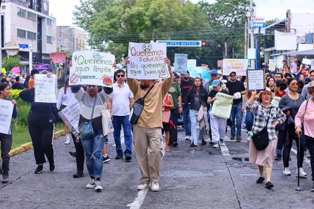 October 11, 2026: TO-45427- GUADALAJARA 11-10-2026. . La exigencia de agua limpia deriv& xf3; en momentos de tensi& xf3;n y violencia durante la marcha realizada este domingo en Guadalajara. Ciudadanos se movilizaron para denunciar la mala calidad del suministro en la Zona Metropolitana y exigir respuestas a las autoridades. La protesta, que lleg& xf3; a las inmediaciones de Casa Jalisco, registr& xf3; enfrentamientos entre manifestantes y polic& xed;as, as& xed; como reportes de detenciones, en una jornada que evidenci& xf3; el descontento social ante la problem& xe1;tica del agua..Guadalajara. Clasos.com.mx - ZUMAcs4_ 20261011_faa_cs4_004 Copyright: xDiegoxMorenox