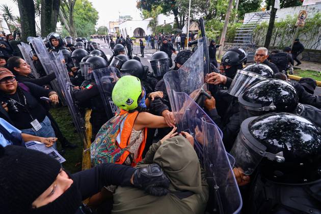October 11, 2026: TO-45427- GUADALAJARA 11-10-2026. . La exigencia de agua limpia deriv& xf3; en momentos de tensi& xf3;n y violencia durante la marcha realizada este domingo en Guadalajara. Ciudadanos se movilizaron para denunciar la mala calidad del suministro en la Zona Metropolitana y exigir respuestas a las autoridades. La protesta, que lleg& xf3; a las inmediaciones de Casa Jalisco, registr& xf3; enfrentamientos entre manifestantes y polic& xed;as, as& xed; como reportes de detenciones, en una jornada que evidenci& xf3; el descontento social ante la problem& xe1;tica del agua..Guadalajara. Clasos.com.mx - ZUMAcs4_ 20261011_faa_cs4_006 Copyright: xDiegoxMorenox