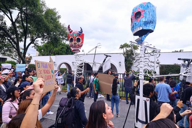 October 11, 2026: TO-45427- GUADALAJARA 11-10-2026. . La exigencia de agua limpia deriv& xf3; en momentos de tensi& xf3;n y violencia durante la marcha realizada este domingo en Guadalajara. Ciudadanos se movilizaron para denunciar la mala calidad del suministro en la Zona Metropolitana y exigir respuestas a las autoridades. La protesta, que lleg& xf3; a las inmediaciones de Casa Jalisco, registr& xf3; enfrentamientos entre manifestantes y polic& xed;as, as& xed; como reportes de detenciones, en una jornada que evidenci& xf3; el descontento social ante la problem& xe1;tica del agua..Guadalajara. Clasos.com.mx - ZUMAcs4_ 20261011_faa_cs4_012 Copyright: xDiegoxMorenox