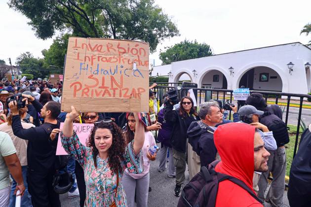 October 11, 2026: TO-45427- GUADALAJARA 11-10-2026. . La exigencia de agua limpia deriv& xf3; en momentos de tensi& xf3;n y violencia durante la marcha realizada este domingo en Guadalajara. Ciudadanos se movilizaron para denunciar la mala calidad del suministro en la Zona Metropolitana y exigir respuestas a las autoridades. La protesta, que lleg& xf3; a las inmediaciones de Casa Jalisco, registr& xf3; enfrentamientos entre manifestantes y polic& xed;as, as& xed; como reportes de detenciones, en una jornada que evidenci& xf3; el descontento social ante la problem& xe1;tica del agua..Guadalajara. Clasos.com.mx - ZUMAcs4_ 20261011_faa_cs4_014 Copyright: xDiegoxMorenox