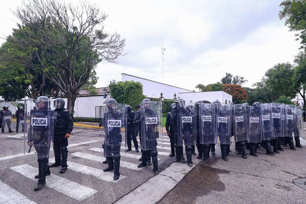 October 11, 2026: TO-45427- GUADALAJARA 11-10-2026. . La exigencia de agua limpia deriv& xf3; en momentos de tensi& xf3;n y violencia durante la marcha realizada este domingo en Guadalajara. Ciudadanos se movilizaron para denunciar la mala calidad del suministro en la Zona Metropolitana y exigir respuestas a las autoridades. La protesta, que lleg& xf3; a las inmediaciones de Casa Jalisco, registr& xf3; enfrentamientos entre manifestantes y polic& xed;as, as& xed; como reportes de detenciones, en una jornada que evidenci& xf3; el descontento social ante la problem& xe1;tica del agua..Guadalajara. Clasos.com.mx - ZUMAcs4_ 20261011_faa_cs4_015 Copyright: xDiegoxMorenox