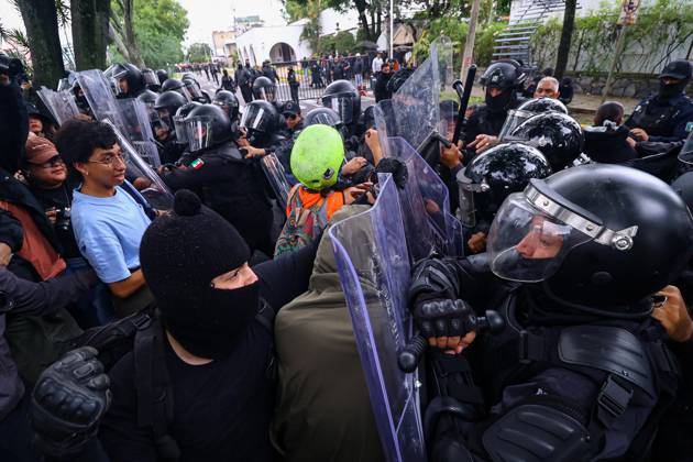 October 11, 2026: TO-45427- GUADALAJARA 11-10-2026. . La exigencia de agua limpia deriv& xf3; en momentos de tensi& xf3;n y violencia durante la marcha realizada este domingo en Guadalajara. Ciudadanos se movilizaron para denunciar la mala calidad del suministro en la Zona Metropolitana y exigir respuestas a las autoridades. La protesta, que lleg& xf3; a las inmediaciones de Casa Jalisco, registr& xf3; enfrentamientos entre manifestantes y polic& xed;as, as& xed; como reportes de detenciones, en una jornada que evidenci& xf3; el descontento social ante la problem& xe1;tica del agua..Guadalajara. Clasos.com.mx - ZUMAcs4_ 20261011_faa_cs4_018 Copyright: xDiegoxMorenox