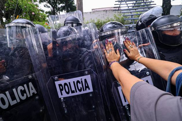 October 11, 2026: TO-45427- GUADALAJARA 11-10-2026. . La exigencia de agua limpia deriv& xf3; en momentos de tensi& xf3;n y violencia durante la marcha realizada este domingo en Guadalajara. Ciudadanos se movilizaron para denunciar la mala calidad del suministro en la Zona Metropolitana y exigir respuestas a las autoridades. La protesta, que lleg& xf3; a las inmediaciones de Casa Jalisco, registr& xf3; enfrentamientos entre manifestantes y polic& xed;as, as& xed; como reportes de detenciones, en una jornada que evidenci& xf3; el descontento social ante la problem& xe1;tica del agua..Guadalajara. Clasos.com.mx - ZUMAcs4_ 20261011_faa_cs4_019 Copyright: xDiegoxMorenox