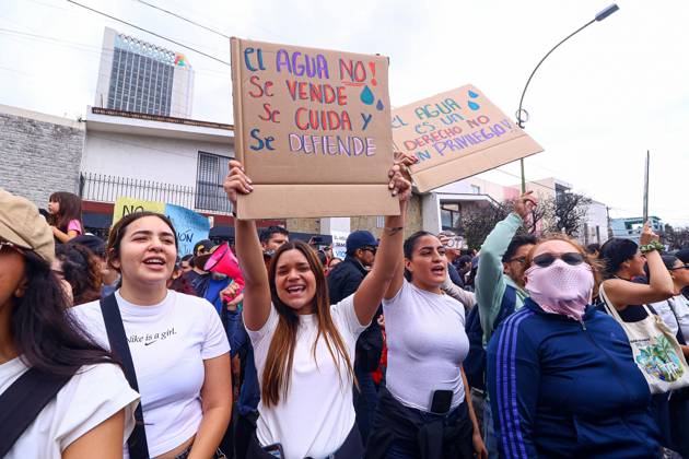 October 11, 2026: TO-45427- GUADALAJARA 11-10-2026. . La exigencia de agua limpia deriv& xf3; en momentos de tensi& xf3;n y violencia durante la marcha realizada este domingo en Guadalajara. Ciudadanos se movilizaron para denunciar la mala calidad del suministro en la Zona Metropolitana y exigir respuestas a las autoridades. La protesta, que lleg& xf3; a las inmediaciones de Casa Jalisco, registr& xf3; enfrentamientos entre manifestantes y polic& xed;as, as& xed; como reportes de detenciones, en una jornada que evidenci& xf3; el descontento social ante la problem& xe1;tica del agua..Guadalajara. Clasos.com.mx - ZUMAcs4_ 20261011_faa_cs4_021 Copyright: xDiegoxMorenox