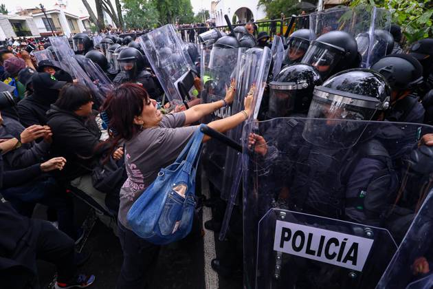 October 11, 2026: TO-45427- GUADALAJARA 11-10-2026. . La exigencia de agua limpia deriv& xf3; en momentos de tensi& xf3;n y violencia durante la marcha realizada este domingo en Guadalajara. Ciudadanos se movilizaron para denunciar la mala calidad del suministro en la Zona Metropolitana y exigir respuestas a las autoridades. La protesta, que lleg& xf3; a las inmediaciones de Casa Jalisco, registr& xf3; enfrentamientos entre manifestantes y polic& xed;as, as& xed; como reportes de detenciones, en una jornada que evidenci& xf3; el descontento social ante la problem& xe1;tica del agua..Guadalajara. Clasos.com.mx - ZUMAcs4_ 20261011_faa_cs4_022 Copyright: xDiegoxMorenox