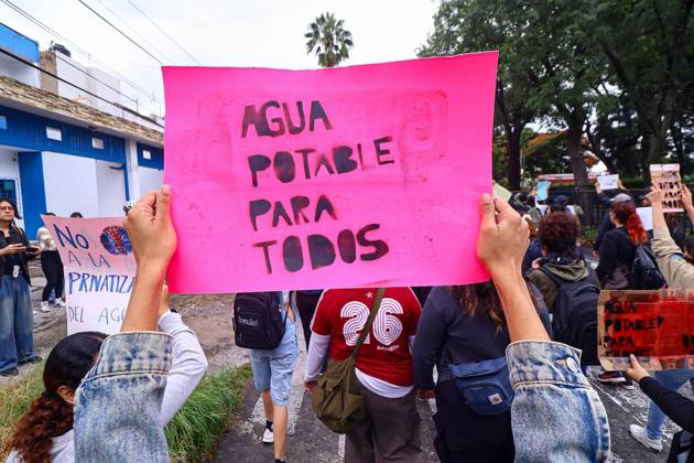 October 11, 2026: TO-45427- GUADALAJARA 11-10-2026. . La exigencia de agua limpia deriv& xf3; en momentos de tensi& xf3;n y violencia durante la marcha realizada este domingo en Guadalajara. Ciudadanos se movilizaron para denunciar la mala calidad del suministro en la Zona Metropolitana y exigir respuestas a las autoridades. La protesta, que lleg& xf3; a las inmediaciones de Casa Jalisco, registr& xf3; enfrentamientos entre manifestantes y polic& xed;as, as& xed; como reportes de detenciones, en una jornada que evidenci& xf3; el descontento social ante la problem& xe1;tica del agua..Guadalajara. Clasos.com.mx - ZUMAcs4_ 20261011_faa_cs4_038 Copyright: xDiegoxMorenox