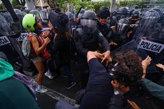 October 11, 2026: TO-45427- GUADALAJARA 11-10-2026. . La exigencia de agua limpia deriv& xf3; en momentos de tensi& xf3;n y violencia durante la marcha realizada este domingo en Guadalajara. Ciudadanos se movilizaron para denunciar la mala calidad del suministro en la Zona Metropolitana y exigir respuestas a las autoridades. La protesta, que lleg& xf3; a las inmediaciones de Casa Jalisco, registr& xf3; enfrentamientos entre manifestantes y polic& xed;as, as& xed; como reportes de detenciones, en una jornada que evidenci& xf3; el descontento social ante la problem& xe1;tica del agua..Guadalajara. Clasos.com.mx - ZUMAcs4_ 20261011_faa_cs4_039 Copyright: xDiegoxMorenox