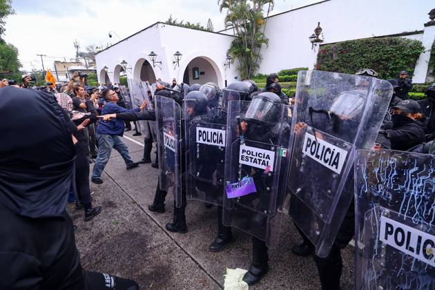 October 11, 2026: TO-45427- GUADALAJARA 11-10-2026. . La exigencia de agua limpia deriv& xf3; en momentos de tensi& xf3;n y violencia durante la marcha realizada este domingo en Guadalajara. Ciudadanos se movilizaron para denunciar la mala calidad del suministro en la Zona Metropolitana y exigir respuestas a las autoridades. La protesta, que lleg& xf3; a las inmediaciones de Casa Jalisco, registr& xf3; enfrentamientos entre manifestantes y polic& xed;as, as& xed; como reportes de detenciones, en una jornada que evidenci& xf3; el descontento social ante la problem& xe1;tica del agua..Guadalajara. Clasos.com.mx - ZUMAcs4_ 20261011_faa_cs4_040 Copyright: xDiegoxMorenox
