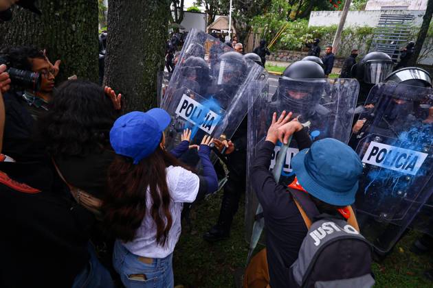 October 11, 2026: TO-45427- GUADALAJARA 11-10-2026. . La exigencia de agua limpia deriv& xf3; en momentos de tensi& xf3;n y violencia durante la marcha realizada este domingo en Guadalajara. Ciudadanos se movilizaron para denunciar la mala calidad del suministro en la Zona Metropolitana y exigir respuestas a las autoridades. La protesta, que lleg& xf3; a las inmediaciones de Casa Jalisco, registr& xf3; enfrentamientos entre manifestantes y polic& xed;as, as& xed; como reportes de detenciones, en una jornada que evidenci& xf3; el descontento social ante la problem& xe1;tica del agua..Guadalajara. Clasos.com.mx - ZUMAcs4_ 20261011_faa_cs4_043 Copyright: xDiegoxMorenox