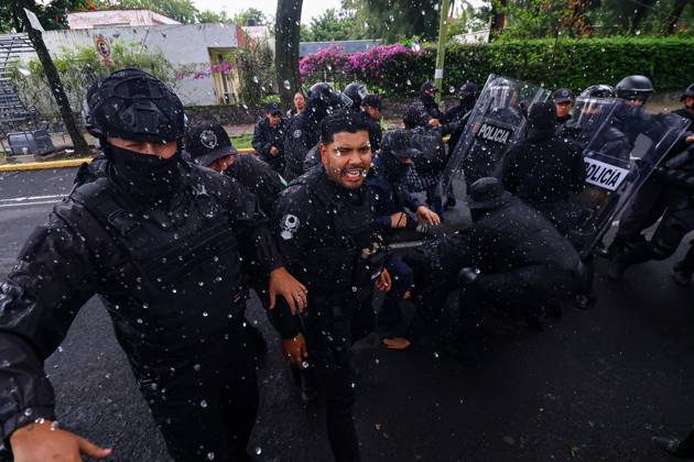 October 11, 2026: TO-45427- GUADALAJARA 11-10-2026. . La exigencia de agua limpia deriv& xf3; en momentos de tensi& xf3;n y violencia durante la marcha realizada este domingo en Guadalajara. Ciudadanos se movilizaron para denunciar la mala calidad del suministro en la Zona Metropolitana y exigir respuestas a las autoridades. La protesta, que lleg& xf3; a las inmediaciones de Casa Jalisco, registr& xf3; enfrentamientos entre manifestantes y polic& xed;as, as& xed; como reportes de detenciones, en una jornada que evidenci& xf3; el descontento social ante la problem& xe1;tica del agua..Guadalajara. Clasos.com.mx - ZUMAcs4_ 20261011_faa_cs4_044 Copyright: xDiegoxMorenox