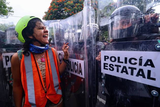 October 11, 2026: TO-45427- GUADALAJARA 11-10-2026. . La exigencia de agua limpia deriv& xf3; en momentos de tensi& xf3;n y violencia durante la marcha realizada este domingo en Guadalajara. Ciudadanos se movilizaron para denunciar la mala calidad del suministro en la Zona Metropolitana y exigir respuestas a las autoridades. La protesta, que lleg& xf3; a las inmediaciones de Casa Jalisco, registr& xf3; enfrentamientos entre manifestantes y polic& xed;as, as& xed; como reportes de detenciones, en una jornada que evidenci& xf3; el descontento social ante la problem& xe1;tica del agua..Guadalajara. Clasos.com.mx - ZUMAcs4_ 20261011_faa_cs4_048 Copyright: xDiegoxMorenox