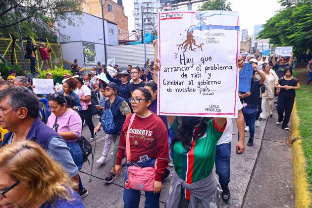 October 11, 2026: TO-45427- GUADALAJARA 11-10-2026. . La exigencia de agua limpia deriv& xf3; en momentos de tensi& xf3;n y violencia durante la marcha realizada este domingo en Guadalajara. Ciudadanos se movilizaron para denunciar la mala calidad del suministro en la Zona Metropolitana y exigir respuestas a las autoridades. La protesta, que lleg& xf3; a las inmediaciones de Casa Jalisco, registr& xf3; enfrentamientos entre manifestantes y polic& xed;as, as& xed; como reportes de detenciones, en una jornada que evidenci& xf3; el descontento social ante la problem& xe1;tica del agua..Guadalajara. Clasos.com.mx - ZUMAcs4_ 20261011_faa_cs4_047 Copyright: xDiegoxMorenox