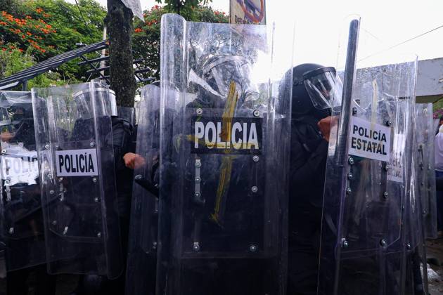 October 11, 2026: TO-45427- GUADALAJARA 11-10-2026. . La exigencia de agua limpia deriv& xf3; en momentos de tensi& xf3;n y violencia durante la marcha realizada este domingo en Guadalajara. Ciudadanos se movilizaron para denunciar la mala calidad del suministro en la Zona Metropolitana y exigir respuestas a las autoridades. La protesta, que lleg& xf3; a las inmediaciones de Casa Jalisco, registr& xf3; enfrentamientos entre manifestantes y polic& xed;as, as& xed; como reportes de detenciones, en una jornada que evidenci& xf3; el descontento social ante la problem& xe1;tica del agua..Guadalajara. Clasos.com.mx - ZUMAcs4_ 20261011_faa_cs4_051 Copyright: xDiegoxMorenox