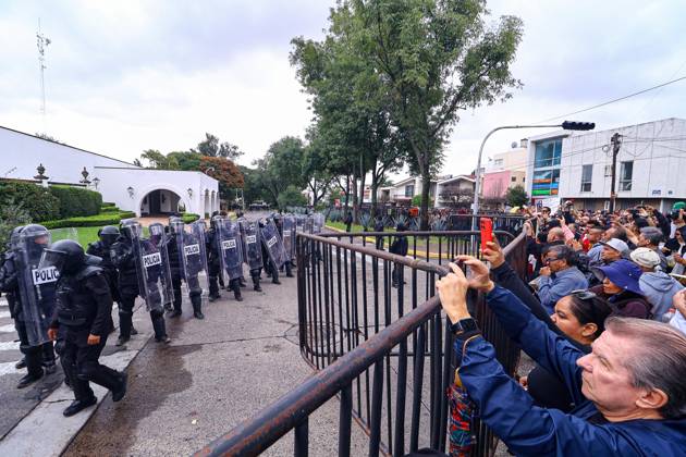 October 11, 2026: TO-45427- GUADALAJARA 11-10-2026. . La exigencia de agua limpia deriv& xf3; en momentos de tensi& xf3;n y violencia durante la marcha realizada este domingo en Guadalajara. Ciudadanos se movilizaron para denunciar la mala calidad del suministro en la Zona Metropolitana y exigir respuestas a las autoridades. La protesta, que lleg& xf3; a las inmediaciones de Casa Jalisco, registr& xf3; enfrentamientos entre manifestantes y polic& xed;as, as& xed; como reportes de detenciones, en una jornada que evidenci& xf3; el descontento social ante la problem& xe1;tica del agua..Guadalajara. Clasos.com.mx - ZUMAcs4_ 20261011_faa_cs4_054 Copyright: xDiegoxMorenox