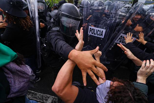 October 11, 2026: TO-45427- GUADALAJARA 11-10-2026. . La exigencia de agua limpia deriv& xf3; en momentos de tensi& xf3;n y violencia durante la marcha realizada este domingo en Guadalajara. Ciudadanos se movilizaron para denunciar la mala calidad del suministro en la Zona Metropolitana y exigir respuestas a las autoridades. La protesta, que lleg& xf3; a las inmediaciones de Casa Jalisco, registr& xf3; enfrentamientos entre manifestantes y polic& xed;as, as& xed; como reportes de detenciones, en una jornada que evidenci& xf3; el descontento social ante la problem& xe1;tica del agua..Guadalajara. Clasos.com.mx - ZUMAcs4_ 20261011_faa_cs4_092 Copyright: xDiegoxMorenox