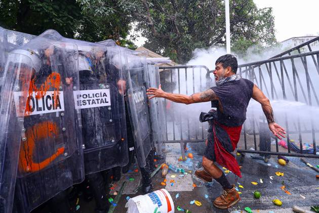 October 11, 2026: TO-45427- GUADALAJARA 11-10-2026. . La exigencia de agua limpia deriv& xf3; en momentos de tensi& xf3;n y violencia durante la marcha realizada este domingo en Guadalajara. Ciudadanos se movilizaron para denunciar la mala calidad del suministro en la Zona Metropolitana y exigir respuestas a las autoridades. La protesta, que lleg& xf3; a las inmediaciones de Casa Jalisco, registr& xf3; enfrentamientos entre manifestantes y polic& xed;as, as& xed; como reportes de detenciones, en una jornada que evidenci& xf3; el descontento social ante la problem& xe1;tica del agua..Guadalajara. Clasos.com.mx - ZUMAcs4_ 20261011_faa_cs4_094 Copyright: xDiegoxMorenox
