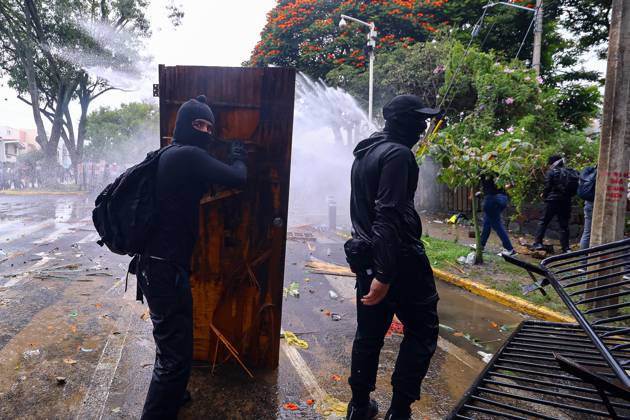 October 11, 2026: TO-45427- GUADALAJARA 11-10-2026. . La exigencia de agua limpia deriv& xf3; en momentos de tensi& xf3;n y violencia durante la marcha realizada este domingo en Guadalajara. Ciudadanos se movilizaron para denunciar la mala calidad del suministro en la Zona Metropolitana y exigir respuestas a las autoridades. La protesta, que lleg& xf3; a las inmediaciones de Casa Jalisco, registr& xf3; enfrentamientos entre manifestantes y polic& xed;as, as& xed; como reportes de detenciones, en una jornada que evidenci& xf3; el descontento social ante la problem& xe1;tica del agua..Guadalajara. Clasos.com.mx - ZUMAcs4_ 20261011_faa_cs4_099 Copyright: xDiegoxMorenox