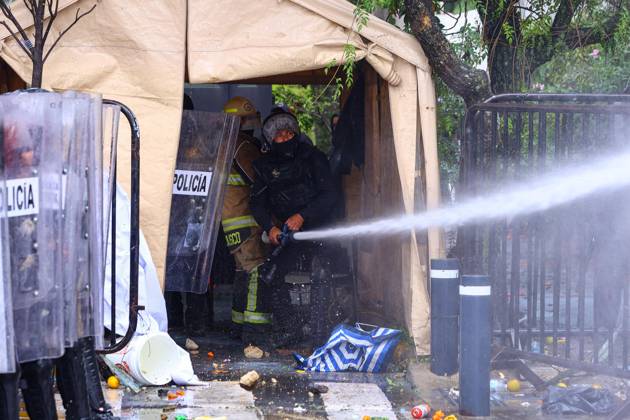 October 11, 2026: TO-45427- GUADALAJARA 11-10-2026. . La exigencia de agua limpia deriv& xf3; en momentos de tensi& xf3;n y violencia durante la marcha realizada este domingo en Guadalajara. Ciudadanos se movilizaron para denunciar la mala calidad del suministro en la Zona Metropolitana y exigir respuestas a las autoridades. La protesta, que lleg& xf3; a las inmediaciones de Casa Jalisco, registr& xf3; enfrentamientos entre manifestantes y polic& xed;as, as& xed; como reportes de detenciones, en una jornada que evidenci& xf3; el descontento social ante la problem& xe1;tica del agua..Guadalajara. Clasos.com.mx - ZUMAcs4_ 20261011_faa_cs4_114 Copyright: xDiegoxMorenox
