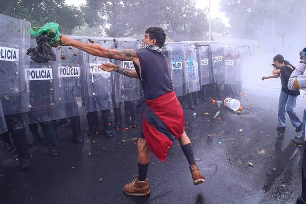 October 11, 2026: TO-45427- GUADALAJARA 11-10-2026. . La exigencia de agua limpia deriv& xf3; en momentos de tensi& xf3;n y violencia durante la marcha realizada este domingo en Guadalajara. Ciudadanos se movilizaron para denunciar la mala calidad del suministro en la Zona Metropolitana y exigir respuestas a las autoridades. La protesta, que lleg& xf3; a las inmediaciones de Casa Jalisco, registr& xf3; enfrentamientos entre manifestantes y polic& xed;as, as& xed; como reportes de detenciones, en una jornada que evidenci& xf3; el descontento social ante la problem& xe1;tica del agua..Guadalajara. Clasos.com.mx - ZUMAcs4_ 20261011_faa_cs4_120 Copyright: xDiegoxMorenox
