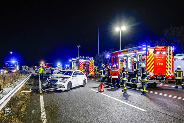 83-Jähriger verliert auf regennasser Fahrbahn der Autobahn 2 die Kontrolle über seinen Mercedes 300 SE Oldtimer - Verkehrsunfall mit 14 verletzten Insassen - ein Schwerverletzter kommt per Rettungshubschrauber in Klinik A2, Blick Richtung Wunstorf-Kolenfeld: Der dritte beteiligte Mercedes steht auf dem Überholfahrstreifen. Feuerwehrleute im Einsatz. Bad Nenndorf Autobahn 2, Anschlussstelle Bad Niedersachsen, Schaumburg Germany