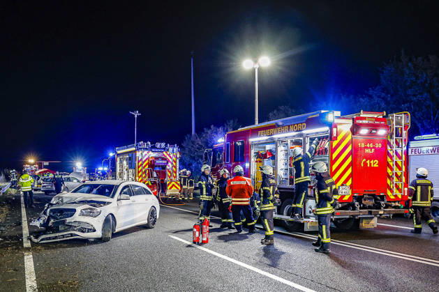 83-Jähriger verliert auf regennasser Fahrbahn der Autobahn 2 die Kontrolle über seinen Mercedes 300 SE Oldtimer - Verkehrsunfall mit 14 verletzten Insassen - ein Schwerverletzter kommt per Rettungshubschrauber in Klinik A2, Blick Richtung Wunstorf-Kolenfeld: Der dritte beteiligte Mercedes steht auf dem Überholfahrstreifen. Feuerwehrleute im Einsatz. Bad Nenndorf Autobahn 2, Anschlussstelle Bad Niedersachsen, Schaumburg Germany