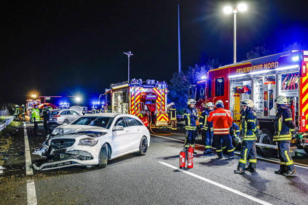 83-Jähriger verliert auf regennasser Fahrbahn der Autobahn 2 die Kontrolle über seinen Mercedes 300 SE Oldtimer - Verkehrsunfall mit 14 verletzten Insassen - ein Schwerverletzter kommt per Rettungshubschrauber in Klinik A2, Blick Richtung Wunstorf-Kolenfeld: Der dritte beteiligte Mercedes steht auf dem Überholfahrstreifen. Feuerwehrleute im Einsatz. Bad Nenndorf Autobahn 2, Anschlussstelle Bad Niedersachsen, Schaumburg Germany
