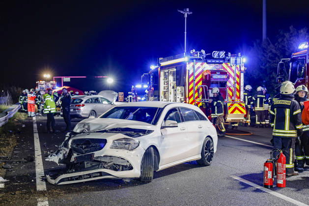 83-Jähriger verliert auf regennasser Fahrbahn der Autobahn 2 die Kontrolle über seinen Mercedes 300 SE Oldtimer - Verkehrsunfall mit 14 verletzten Insassen - ein Schwerverletzter kommt per Rettungshubschrauber in Klinik A2, Blick Richtung Wunstorf-Kolenfeld: Der dritte beteiligte Mercedes steht auf dem Überholfahrstreifen. Feuerwehrleute im Einsatz. Bad Nenndorf Autobahn 2, Anschlussstelle Bad Niedersachsen, Schaumburg Germany