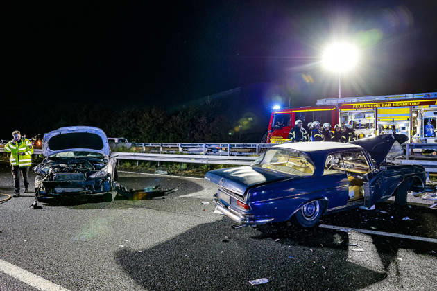 83-Jähriger verliert auf regennasser Fahrbahn der Autobahn 2 die Kontrolle über seinen Mercedes 300 SE Oldtimer - Verkehrsunfall mit 14 verletzten Insassen - ein Schwerverletzter kommt per Rettungshubschrauber in Klinik A2, Bad Nenndorf: Ein Hyundai steht als zweiter Unfallbeteiligter auf dem Überholfahrstreifen. Der 83-jährige Unfallversucher steht mit einem Mercedes 300 SE (rechts) Oldtimer auf dem Überholfahrstreifen Bad Nenndorf Autobahn 2, Anschlussstelle Bad Niedersachsen, Schaumburg Germany