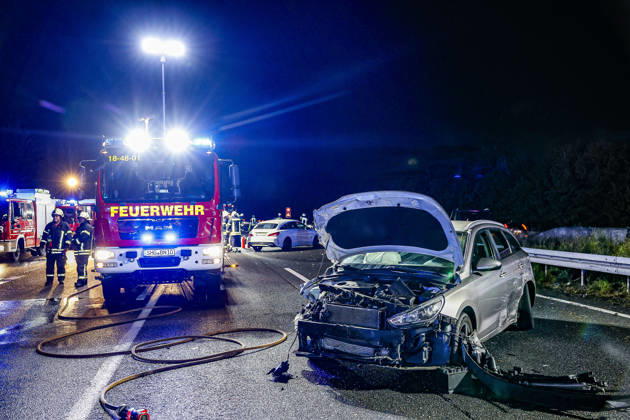 83-Jähriger verliert auf regennasser Fahrbahn der Autobahn 2 die Kontrolle über seinen Mercedes 300 SE Oldtimer - Verkehrsunfall mit 14 verletzten Insassen - ein Schwerverletzter kommt per Rettungshubschrauber in Klinik A2, Bad Nenndorf: Ein Hyundai steht als zweiter Unfallbeteiligter auf dem Überholfahrstreifen. Bad Nenndorf Autobahn 2, Anschlussstelle Bad Niedersachsen, Schaumburg Germany