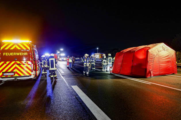 83-Jähriger verliert auf regennasser Fahrbahn der Autobahn 2 die Kontrolle über seinen Mercedes 300 SE Oldtimer - Verkehrsunfall mit 14 verletzten Insassen - ein Schwerverletzter kommt per Rettungshubschrauber in Klinik A2, Blick Richtung Lauenau: 11 leichtverletzte Insassen werden in einem aufblasbaren Zelt der Feuer betreut und medizinisch versorgt. Bad Nenndorf Autobahn 2, Anschlussstelle Bad Niedersachsen, Schaumburg Germany