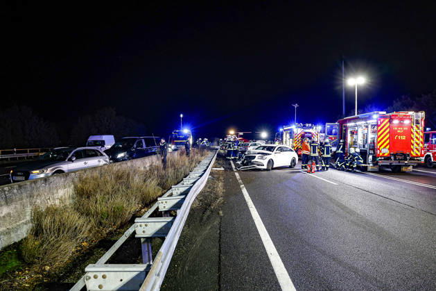 83-Jähriger verliert auf regennasser Fahrbahn der Autobahn 2 die Kontrolle über seinen Mercedes 300 SE Oldtimer - Verkehrsunfall mit 14 verletzten Insassen - ein Schwerverletzter kommt per Rettungshubschrauber in Klinik A2, Blick Richtung Wunstorf-Kolenfeld: Der dritte beteiligte Mercedes steht auf dem Überholfahrstreifen. Auf der Fahrbahn Fahrtrichtung Lauenau sind drei weitere Fahrzeuge aufgefahren. Feuerwehrleute im Einsatz. Bad Nenndorf Autobahn 2, Anschlussstelle Bad Niedersachsen, Schaumburg Germany