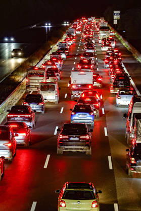 83-Jähriger verliert auf regennasser Fahrbahn der Autobahn 2 die Kontrolle über seinen Mercedes 300 SE Oldtimer - Verkehrsunfall mit 14 verletzten Insassen - ein Schwerverletzter kommt per Rettungshubschrauber in Klinik A2, Höhe Rodenberg, Blick Richtung Bad Nenndorf: Der Verkehr staut sich auf mehrere Kilomenter. Bad Nenndorf Autobahn 2, Anschlussstelle Bad Niedersachsen, Schaumburg Germany