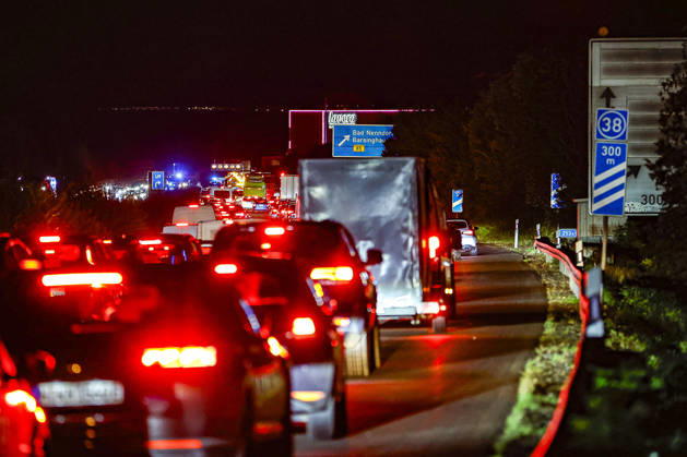 83-Jähriger verliert auf regennasser Fahrbahn der Autobahn 2 die Kontrolle über seinen Mercedes 300 SE Oldtimer - Verkehrsunfall mit 14 verletzten Insassen - ein Schwerverletzter kommt per Rettungshubschrauber in Klinik A2, Blick etwa 300 Meter vor der Anschlussstelle Bad Nenndorf auf die Unfallstelle. Der Verkehr staut sich auf mehrere Kilomenter. Auch die Umleitungsstrecken sind duch die etwa sechs stündige Vollsperrung überlastet. Bad Nenndorf Autobahn 2, Anschlussstelle Bad Niedersachsen, Schaumburg Germany