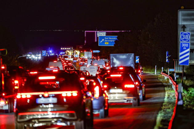 83-Jähriger verliert auf regennasser Fahrbahn der Autobahn 2 die Kontrolle über seinen Mercedes 300 SE Oldtimer - Verkehrsunfall mit 14 verletzten Insassen - ein Schwerverletzter kommt per Rettungshubschrauber in Klinik A2, Blick etwa 300 Meter vor der Anschlussstelle Bad Nenndorf auf die Unfallstelle. Der Verkehr staut sich auf mehrere Kilomenter. Auch die Umleitungsstrecken sind duch die etwa sechs stündige Vollsperrung überlastet. Bad Nenndorf Autobahn 2, Anschlussstelle Bad Niedersachsen, Schaumburg Germany