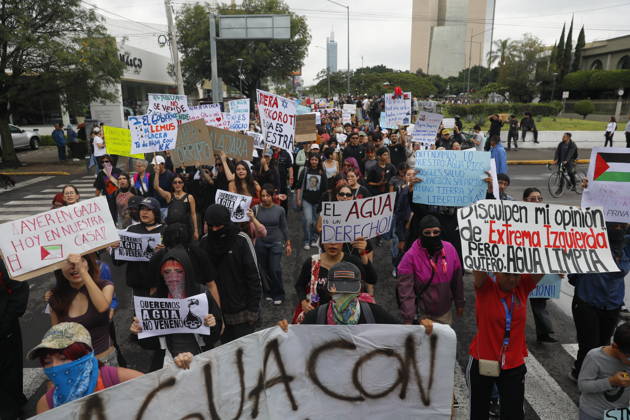 Guadalajara residents take to streets demanding clean and safe water GUADALAJARA, MEXICO - OCTOBER 11: Demonstrators march through the streets of Guadalajara, Jalisco state, Mexico, demanding clean and safe water during a massive rally on October 11, 2026. Thousands of residents mobilized to protest the severe contamination affecting the metropolitan area s drinking water supply, demanding an urgent response from local and state authorities. Stringer Anadolu Guadalajara Mexico. Editorial use only. Please get in touch for any other usage.  Copyright: x2026xAnadoluxStringerx