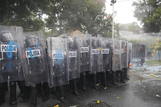 Guadalajara residents take to streets demanding clean and safe water GUADALAJARA, MEXICO - OCTOBER 11: Riot police clash with demonstrators outside the official Casa Jalisco residence during a protest over severe water contamination in Guadalajara, Mexico on October 11, 2026. Tensions flared outside the state governor s office as protesters, angered by the poor quality of drinking water in the metropolitan area, attempted to break through security lines. Stringer Anadolu Guadalajara Mexico. Editorial use only. Please get in touch for any other usage.  Copyright: x2026xAnadoluxStringerx
