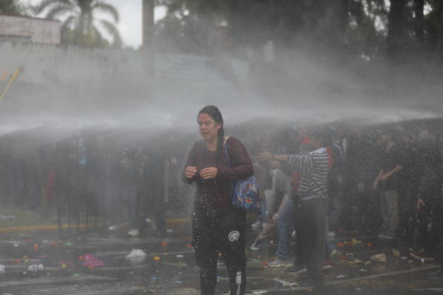 Guadalajara residents take to streets demanding clean and safe water GUADALAJARA, MEXICO - OCTOBER 11: Riot police clash with demonstrators outside the official Casa Jalisco residence during a protest over severe water contamination in Guadalajara, Mexico on October 11, 2026. Tensions flared outside the state governor s office as protesters, angered by the poor quality of drinking water in the metropolitan area, attempted to break through security lines. Stringer Anadolu Guadalajara Mexico. Editorial use only. Please get in touch for any other usage.  Copyright: x2026xAnadoluxStringerx