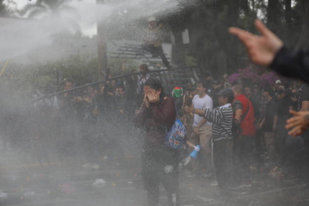 Guadalajara residents take to streets demanding clean and safe water GUADALAJARA, MEXICO - OCTOBER 11: Riot police clash with demonstrators outside the official Casa Jalisco residence during a protest over severe water contamination in Guadalajara, Mexico on October 11, 2026. Tensions flared outside the state governor s office as protesters, angered by the poor quality of drinking water in the metropolitan area, attempted to break through security lines. Stringer Anadolu Guadalajara Mexico. Editorial use only. Please get in touch for any other usage.  Copyright: x2026xAnadoluxStringerx