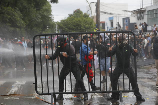 Guadalajara residents take to streets demanding clean and safe water GUADALAJARA, MEXICO - OCTOBER 11: Riot police clash with demonstrators outside the official Casa Jalisco residence during a protest over severe water contamination in Guadalajara, Mexico on October 11, 2026. Tensions flared outside the state governor s office as protesters, angered by the poor quality of drinking water in the metropolitan area, attempted to break through security lines. Stringer Anadolu Guadalajara Mexico. Editorial use only. Please get in touch for any other usage.  Copyright: x2026xAnadoluxStringerx