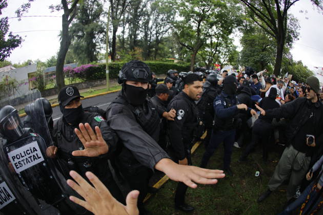Guadalajara residents take to streets demanding clean and safe water GUADALAJARA, MEXICO - OCTOBER 11: (EDITORS NOTE: This image was shot with a fisheye lens) Riot police clash with demonstrators outside the official Casa Jalisco residence during a protest over severe water contamination in Guadalajara, Mexico on October 11, 2026. Tensions flared outside the state governor s office as protesters, angered by the poor quality of drinking water in the metropolitan area, attempted to break through security lines. Stringer Anadolu Guadalajara Mexico. Editorial use only. Please get in touch for any other usage.  Copyright: x2026xAnadoluxStringerx