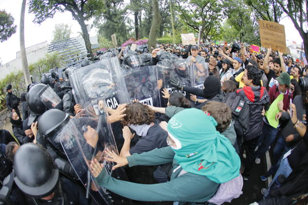 Guadalajara residents take to streets demanding clean and safe water GUADALAJARA, MEXICO - OCTOBER 11: (EDITORS NOTE: This image was shot with a fisheye lens) Riot police clash with demonstrators outside the official Casa Jalisco residence during a protest over severe water contamination in Guadalajara, Mexico on October 11, 2026. Tensions flared outside the state governor s office as protesters, angered by the poor quality of drinking water in the metropolitan area, attempted to break through security lines. Stringer Anadolu Guadalajara Mexico. Editorial use only. Please get in touch for any other usage.  Copyright: x2026xAnadoluxStringerx