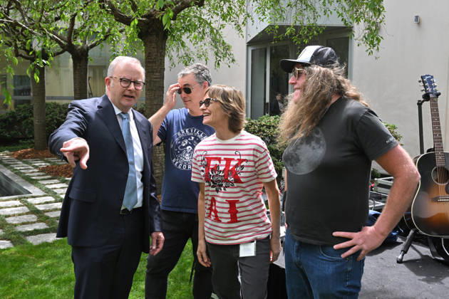 SPIDERBAIT PARLIAMENT HOUSE, Prime Minister Anthony Albanese with members of the rock band Spiderbait at Parliament House in Canberra, Monday, October 12, 2026. ( NO ARCHIVING CANBERRA AUSTRALIAN CAPITAL TERRITORY Australia  Copyright: xMICKxTSIKASx 20261012144437445925