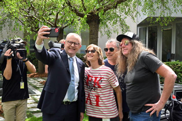 SPIDERBAIT PARLIAMENT HOUSE, Prime Minister Anthony Albanese takes a selfie with members of the rock band Spiderbait at Parliament House in Canberra, Monday, October 12, 2026. ( NO ARCHIVING CANBERRA AUSTRALIAN CAPITAL TERRITORY Australia  Copyright: xMICKxTSIKASx 20261012197643454774